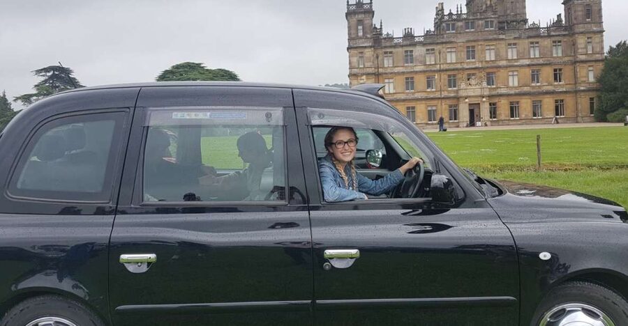 London: Downton Abbey Countryside Black Taxi VIP Tour - An old English pub between the filming stops