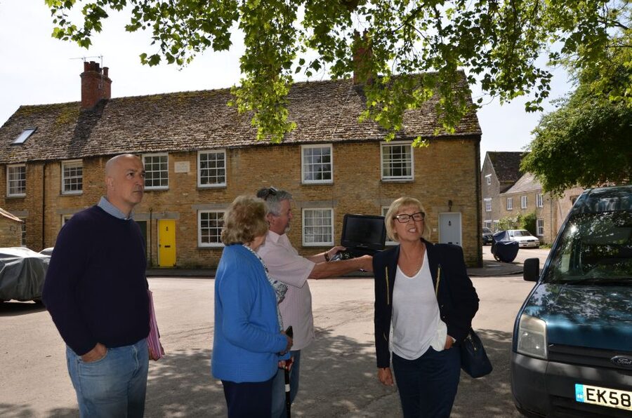 London: Downton Abbey Countryside Black Taxi VIP Tour - Accessibility, language, and practical planning