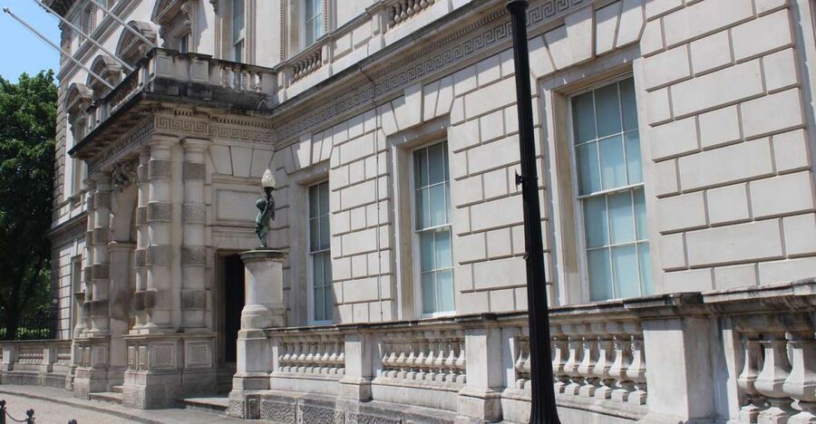 London: Downton Abbey Guided Walking Tour - How the guide affects the experience