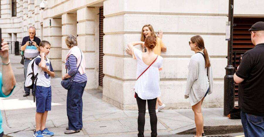London: Guided Harry Potter Bus Tour of Locations - The quiz, film clips, and guide style