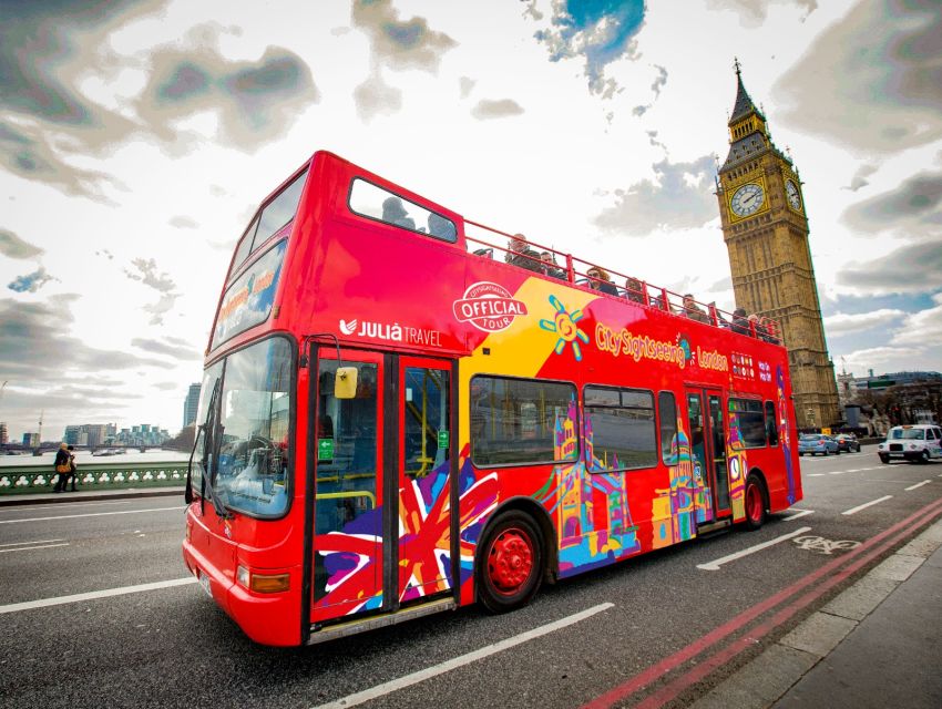 London: Harry Potter Walk, Hop-on Hop-off Bus Tour & Cruise - Starting with spells and London landmarks at Trafalgar Square