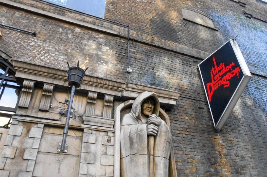 London: Harry Potter Walking Tour & the London Dungeons - Starting at King’s Cross and Platform 9 ¾