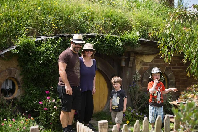 Luxury Small group tour from Auckland to Hobbiton Movie Set - Leaving Auckland before the city wakes
