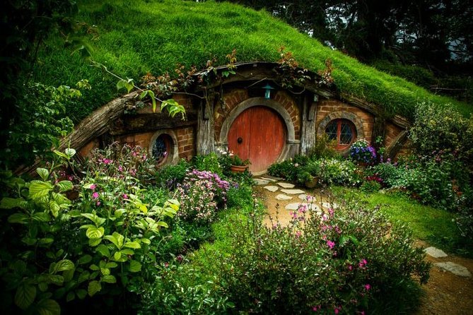 Luxury Small group tour from Auckland to Hobbiton Movie Set - Why the guide matters at Hobbiton