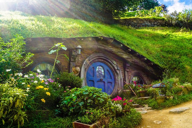 Luxury Small group tour from Auckland to Hobbiton Movie Set - Lunch, snacks, and the return ride