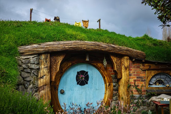 Luxury Small group tour from Auckland to Hobbiton Movie Set - Who will get the most from this day?