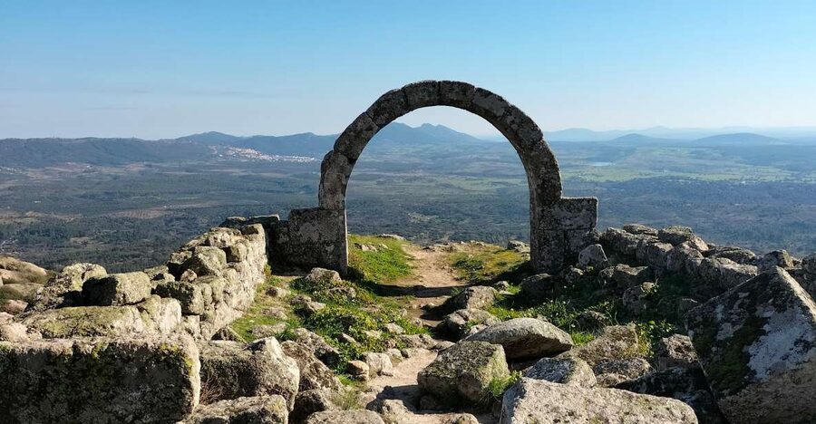 Monsanto (TV Game of Thrones): Private Day Tour from Lisbon - The final call