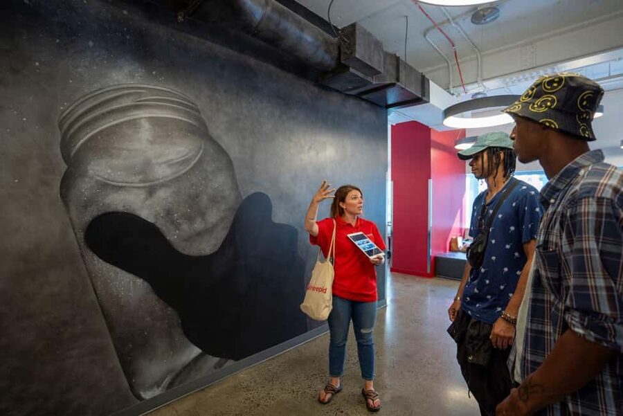 NYC: Broadway Secrets & Behind-the-Scenes Studio Tour - Why the small group improves the walk