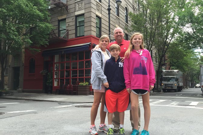NYC TV & Movie Locations Bus Tour – Friends, Seinfeld & More - Key points at a glance
