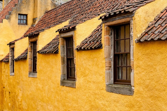 Outlander Adventure Day Tour from Glasgow Including Admissions - Falkland: Spotting 1940s Inverness