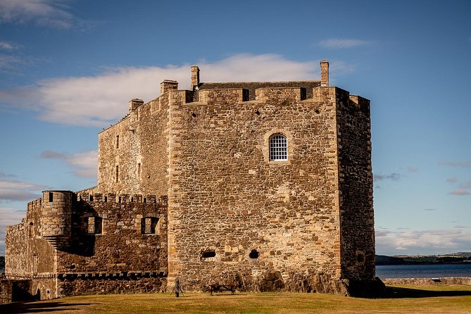 Outlander Adventure Day Tour from Glasgow Including Admissions - Culross: Cranesmuir on cobbled streets