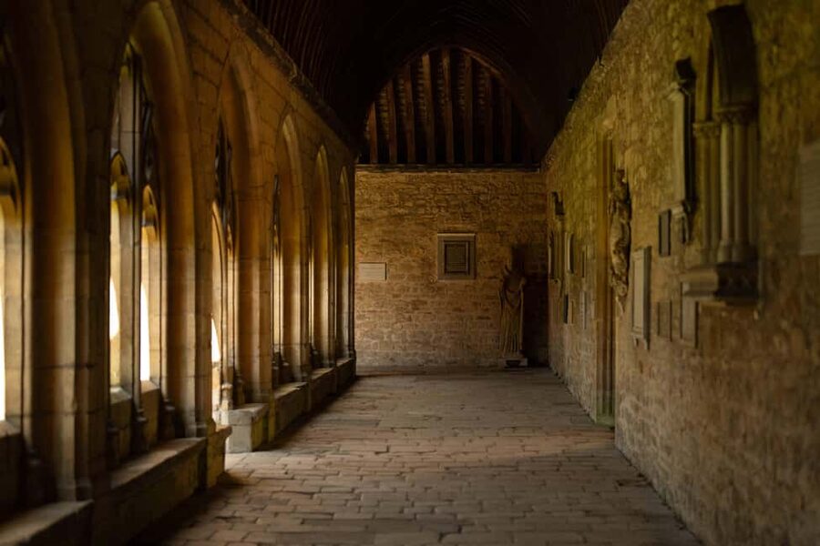 Oxford: Alumni-led Harry Potter Film Tour - Starting at Blackwell’s and Oxford’s academic heart