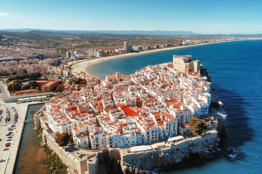 Peñíscola Day Tour: Game of Thrones, Castle Lunch, & Beach Time - Walking through Peñíscola’s old town