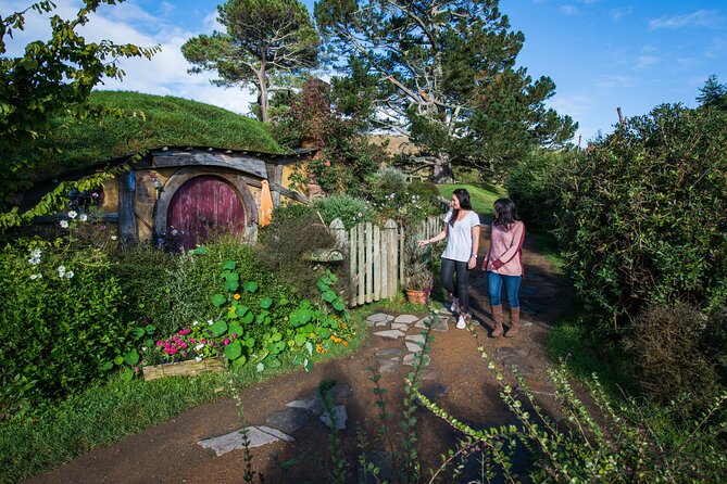 Private 2 Day Tour: Hobbiton, Waitomo, Rotorua Geothermal & Hamilton Gardens - Hamilton Gardens: the calmest final stop