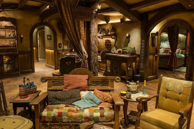 Private Hobbiton & Waitomo Caves Transfer from Auckland - Hobbiton Movie Set: a guided walk through the Shire