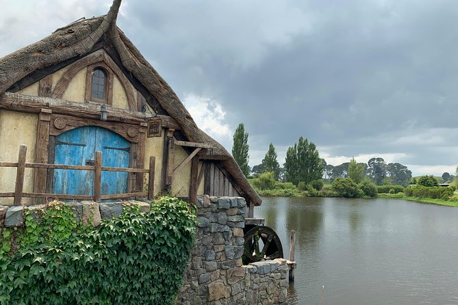 Private Luxury Tour to Hobbiton Movie Set & Waitimo Glowworm Cave - Leaving Auckland at 6:30 am