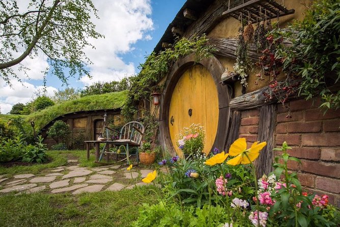 Private Luxury Tour to Hobbiton Movie Set & Waitimo Glowworm Cave - Walking into Hobbiton Movie Set