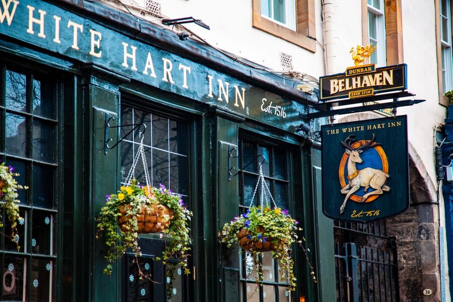 Private tour: discover the city which inspired Harry Potter - Victoria Street and Edinburgh’s Colourful Alleys
