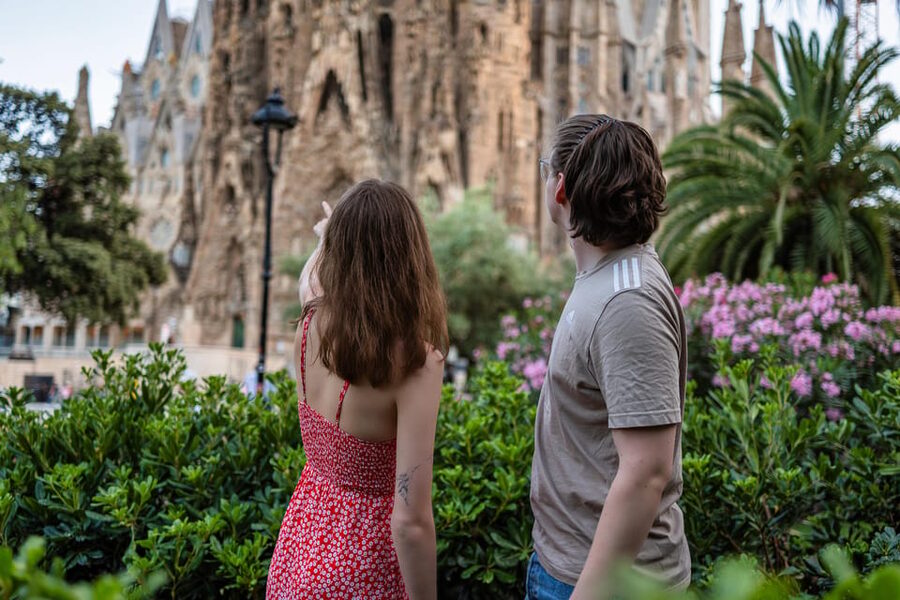 Sagrada Familia cinematic photoshoot - Ending at a café with image advice