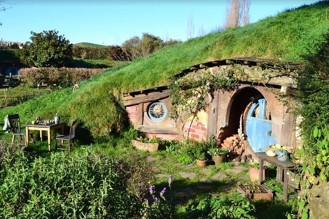 Small-Group Hobbiton and Waitomo Day Tour with Lunch from Auckland - A drink at the Green Dragon and lunch in the marquee