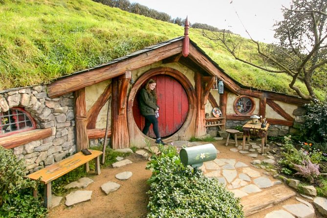Small-Group Hobbiton Tour from Auckland with Party Marquee Lunch - The early Auckland departure and the road south