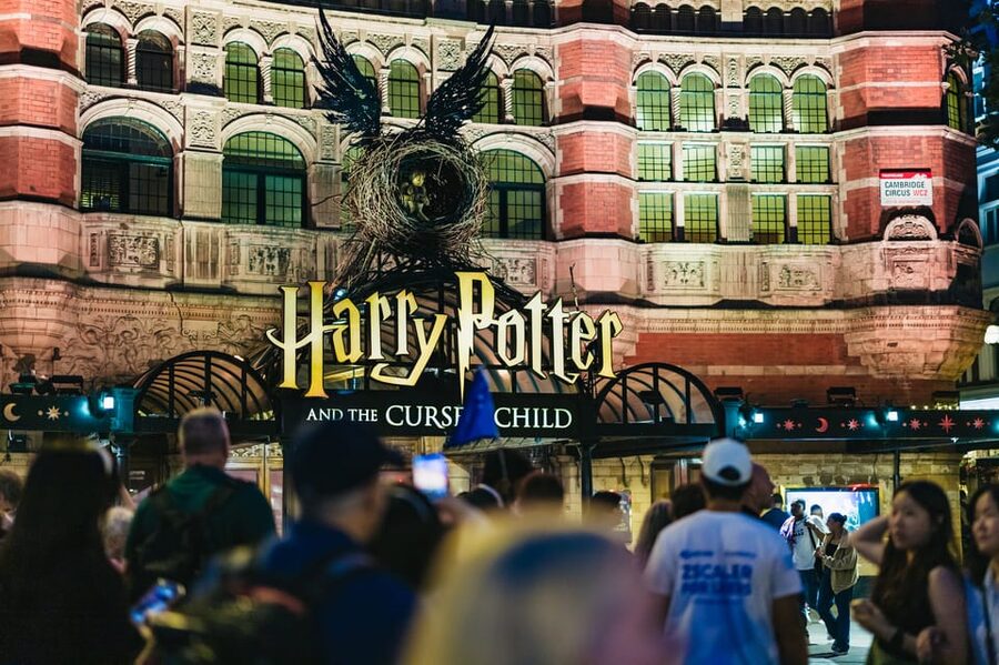 Spanish Language : Original Harry Potter Walking Tour - The Thames choice: boat ride or London Underground