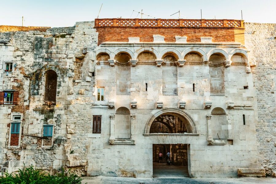 Split Game of Thrones Tour: City of Dragons - Finding the Sons of the Harpy and the Unsullied