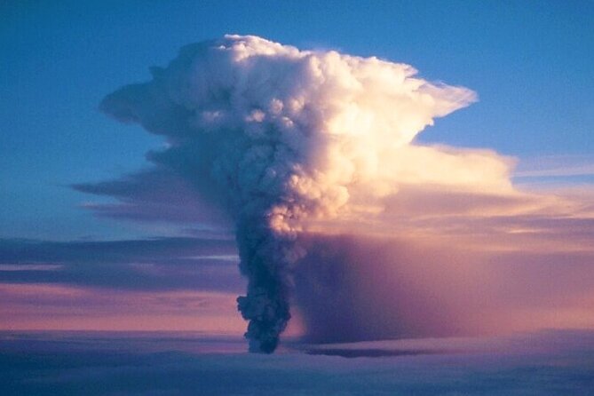 Volcano Cinema All the latest eruption in Iceland in 4K quality - Weather, timing, and planning your stop