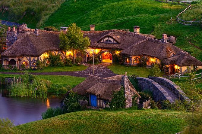 Waitomo Caves & Hobbiton Small Group Tour inc Lunch from Auckland - The Karapiro stop and the ride north