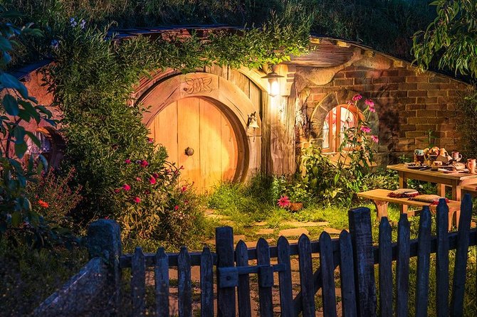 Waitomo Caves & Hobbiton Small Group Tour inc Lunch from Auckland - Who should choose this day trip?